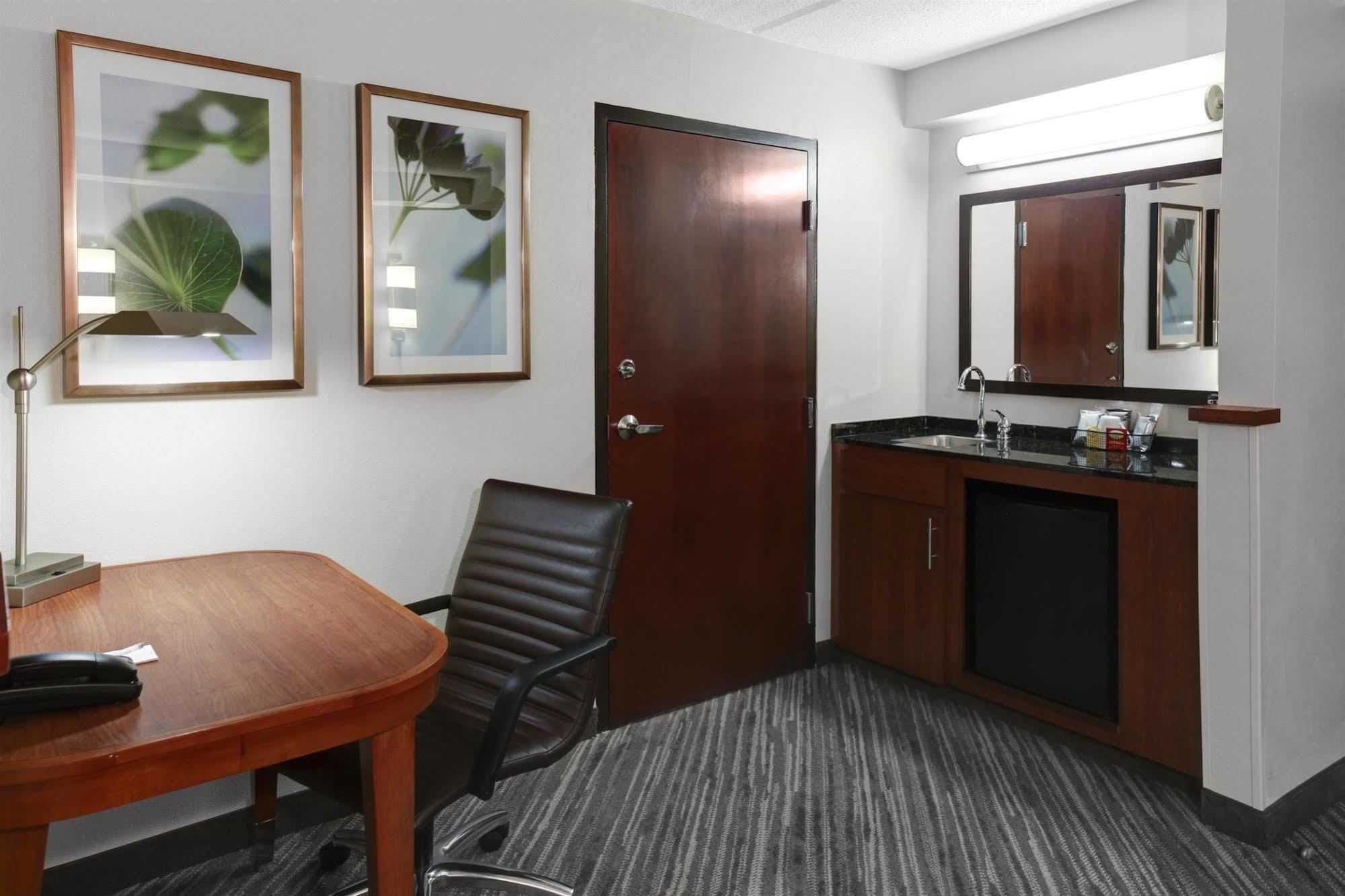 Hyatt Place Airport Billy Graham Parkway Hotel 3*